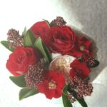 赤バラとベージュバラとシキミアのクラッチブーケ